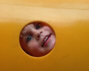 bambino dentro tubo giallo