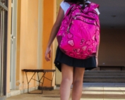 bambina che va a scuola