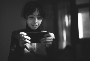 bambina col telefono bianco e nero