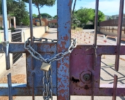 cancello della scuola chiuso